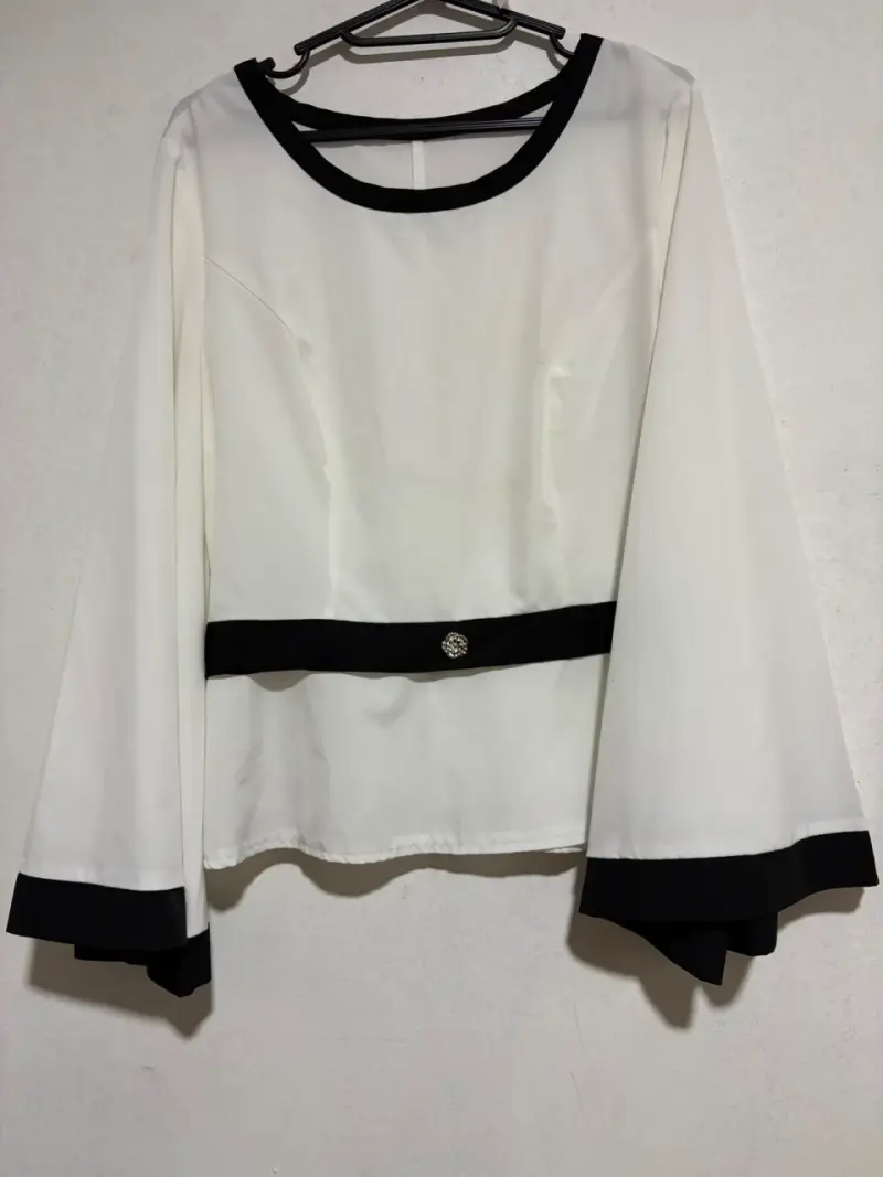 Blusa blanca con detalles negros elegante