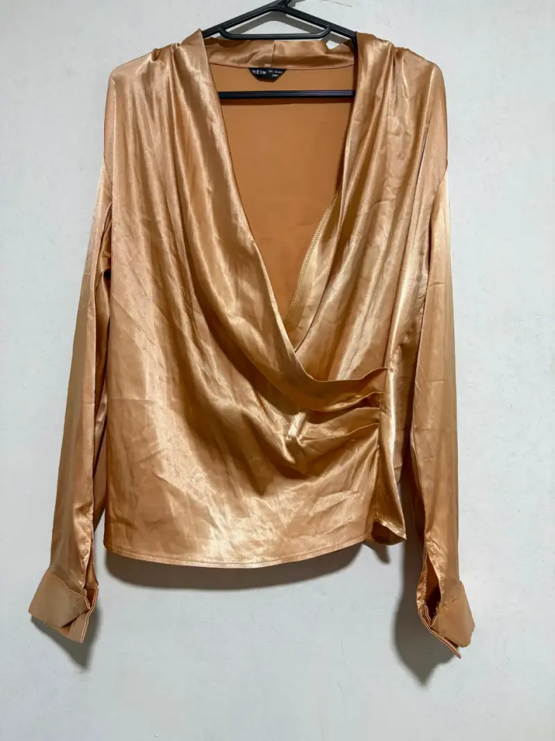 Blusa Satinada Dorada de Manga Larga