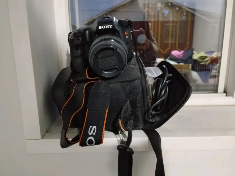 Cámara Sony Alpha 65 con estuche y accesorios - 1