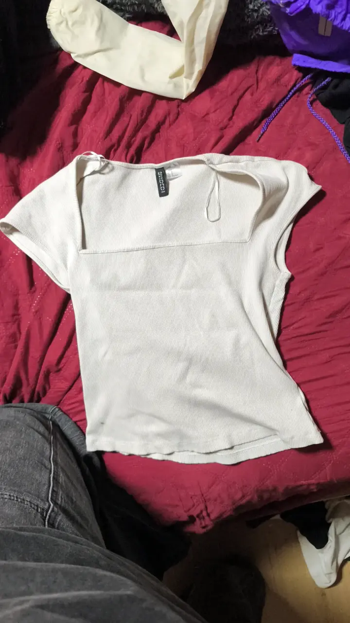 Polera blanca de mujer con diseño moderno