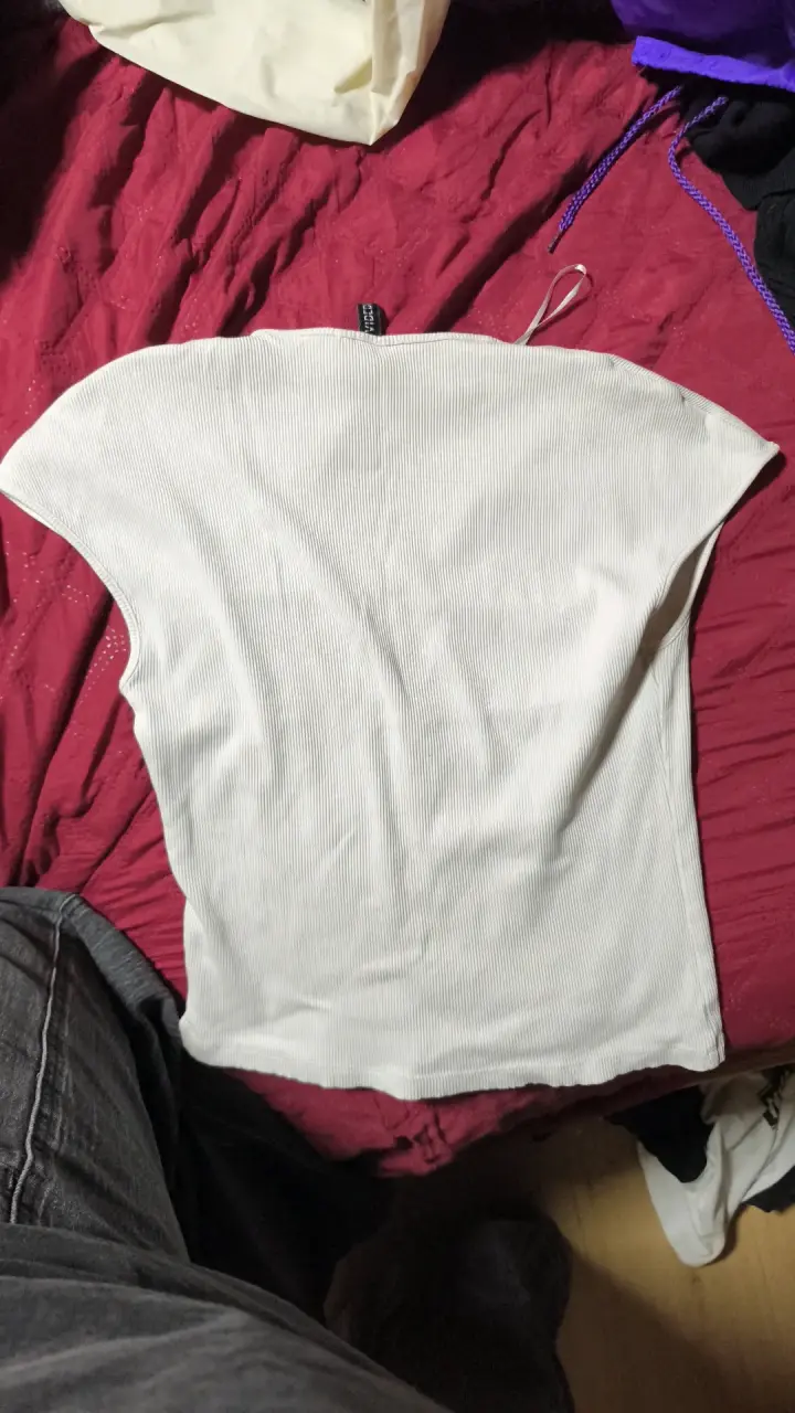 Polera blanca de mujer con diseño moderno - 2