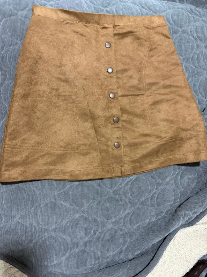 Falda corta de gamuza color camel con botones