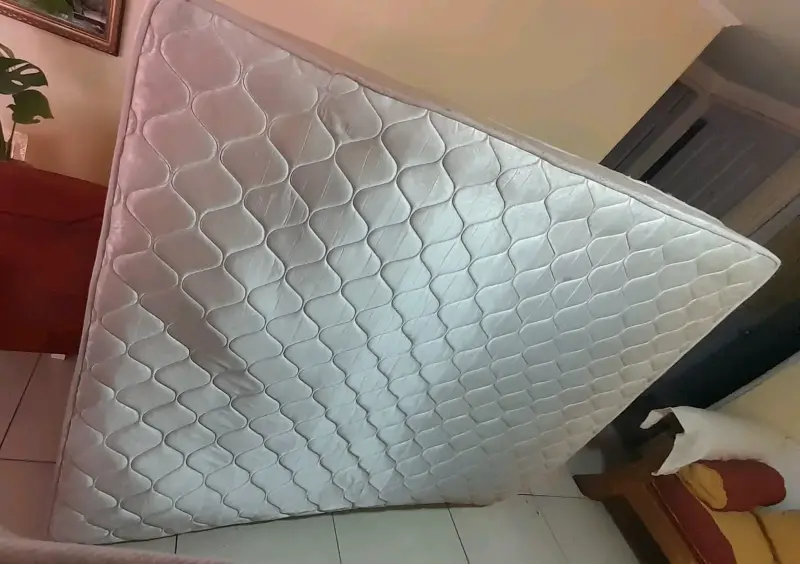 Colchón de dos plazas con base de madera - 1