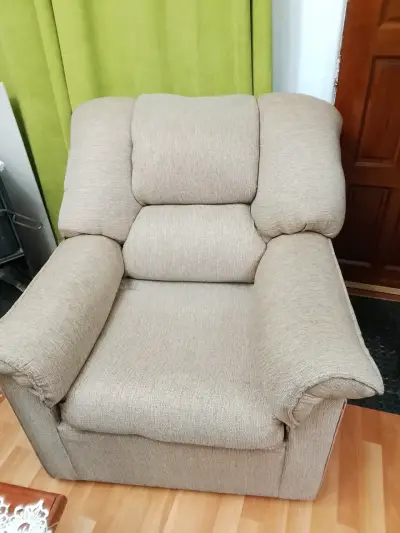 Sillón 3 cuerpos beige en buen estado - miniatura 1