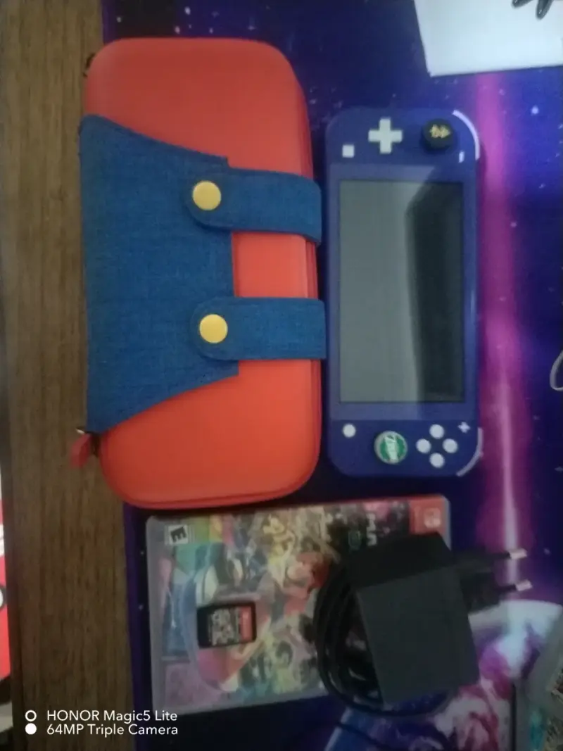 Consola portátil azul con funda y juego