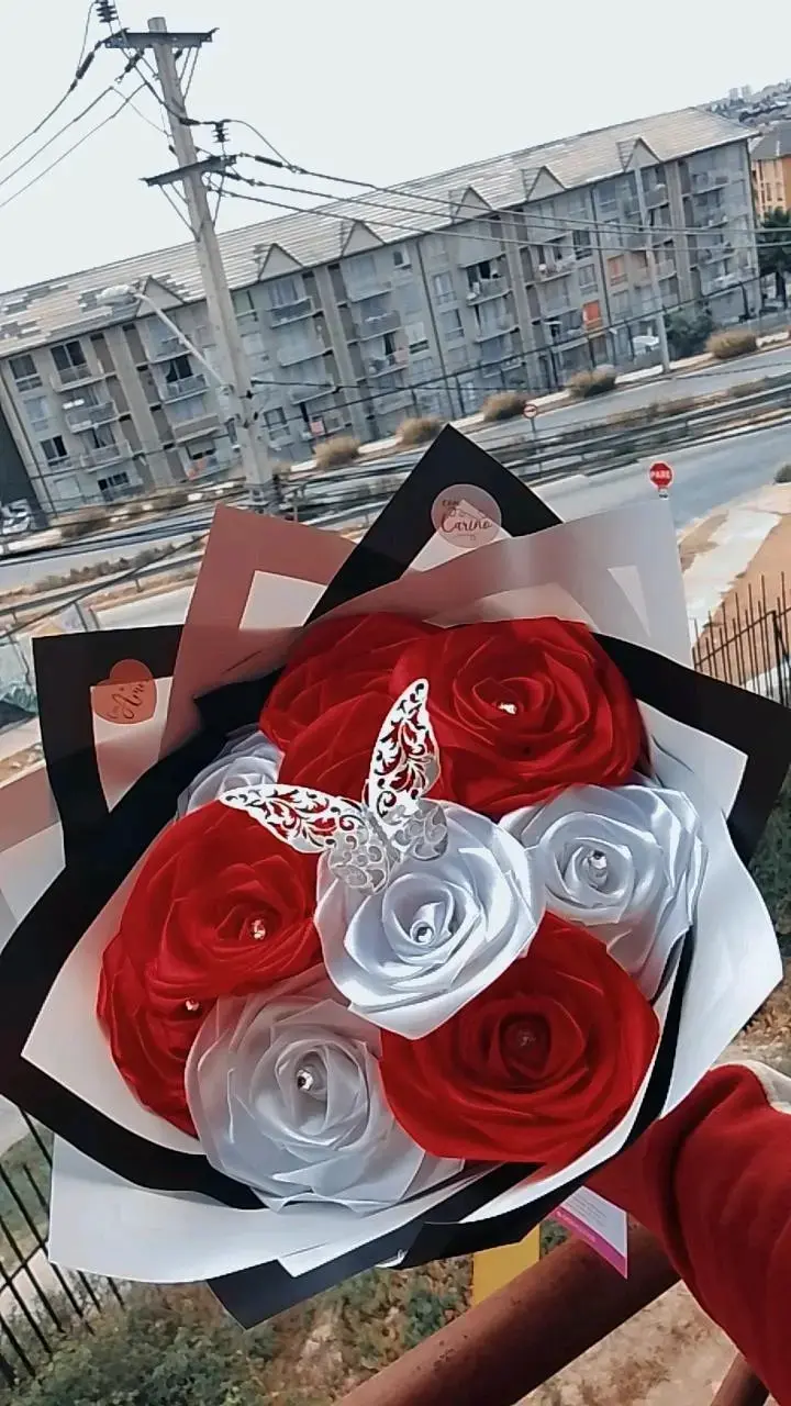Ramo de rosas eternas y otros arreglos - 1