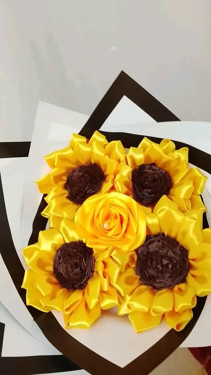 Ramo de rosas eternas y otros arreglos - 4