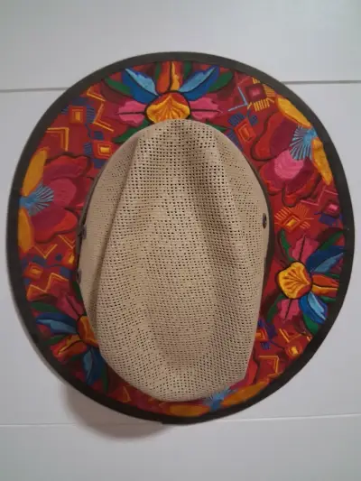 Sombrero artesanal con bordado colorido - miniatura 2