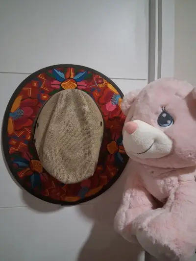 Sombrero artesanal con bordado colorido - miniatura 4