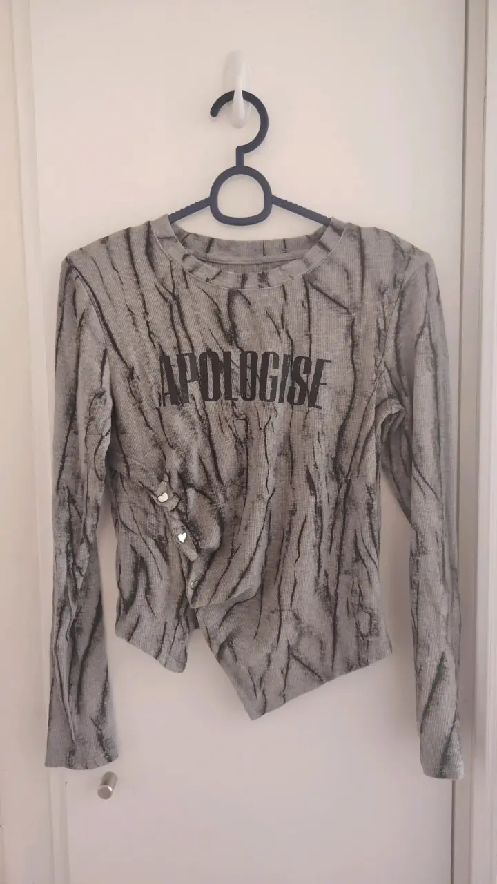 Polera manga larga gris con diseño Apologise