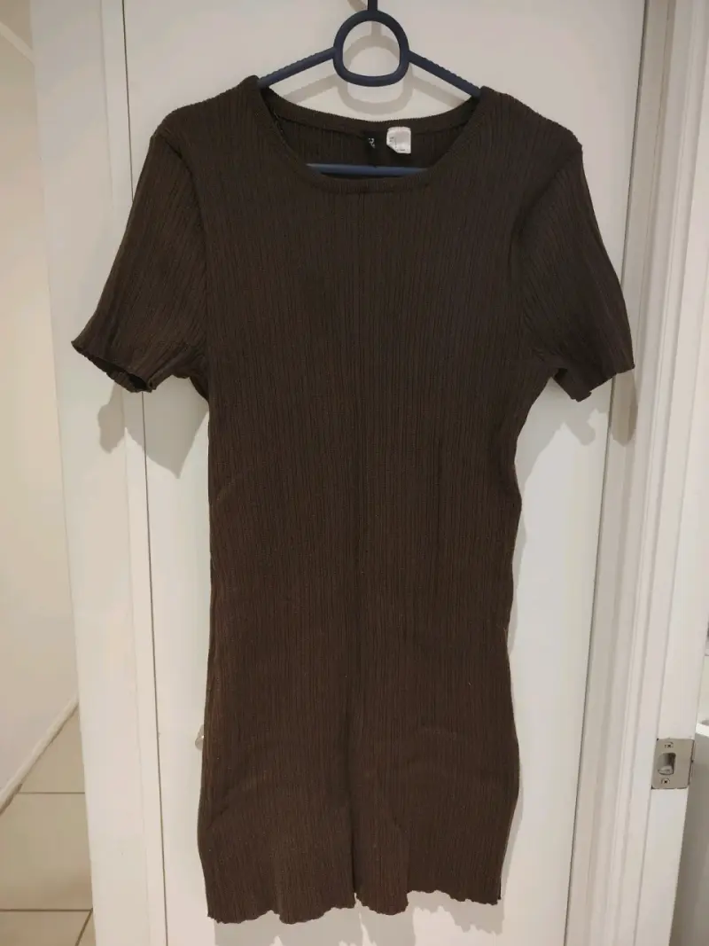 Vestido corto marrón de punto