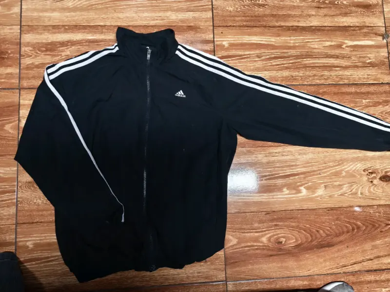 Chaqueta deportiva negra Adidas con cierre