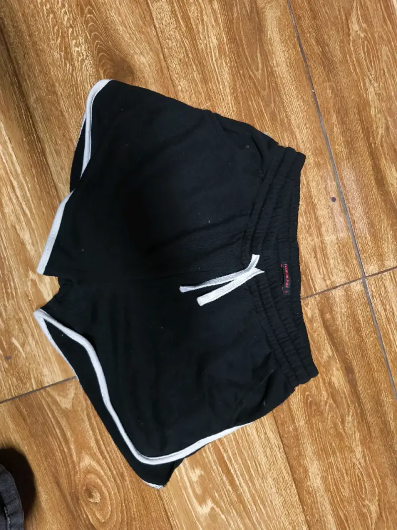 Shorts deportivos negros con cordón