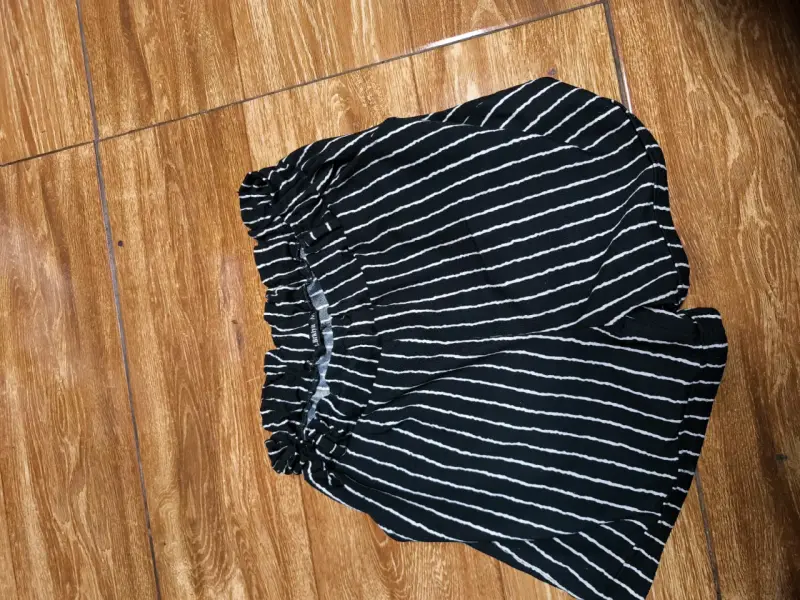 Shorts de rayas negras y blancas para mujer