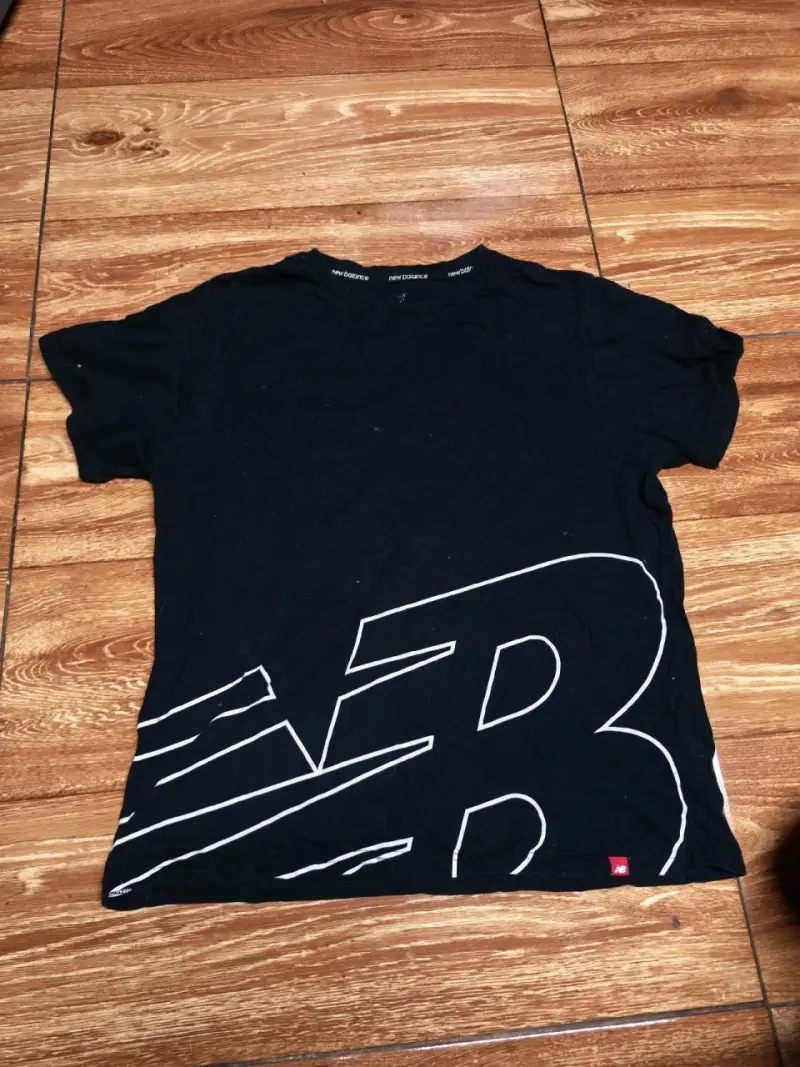 Polera negra New Balance con logo grande
