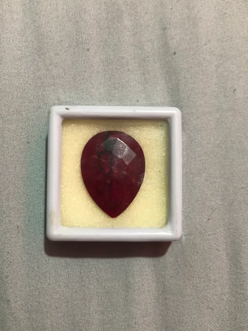 Gema de rubí en forma de lágrima - 1