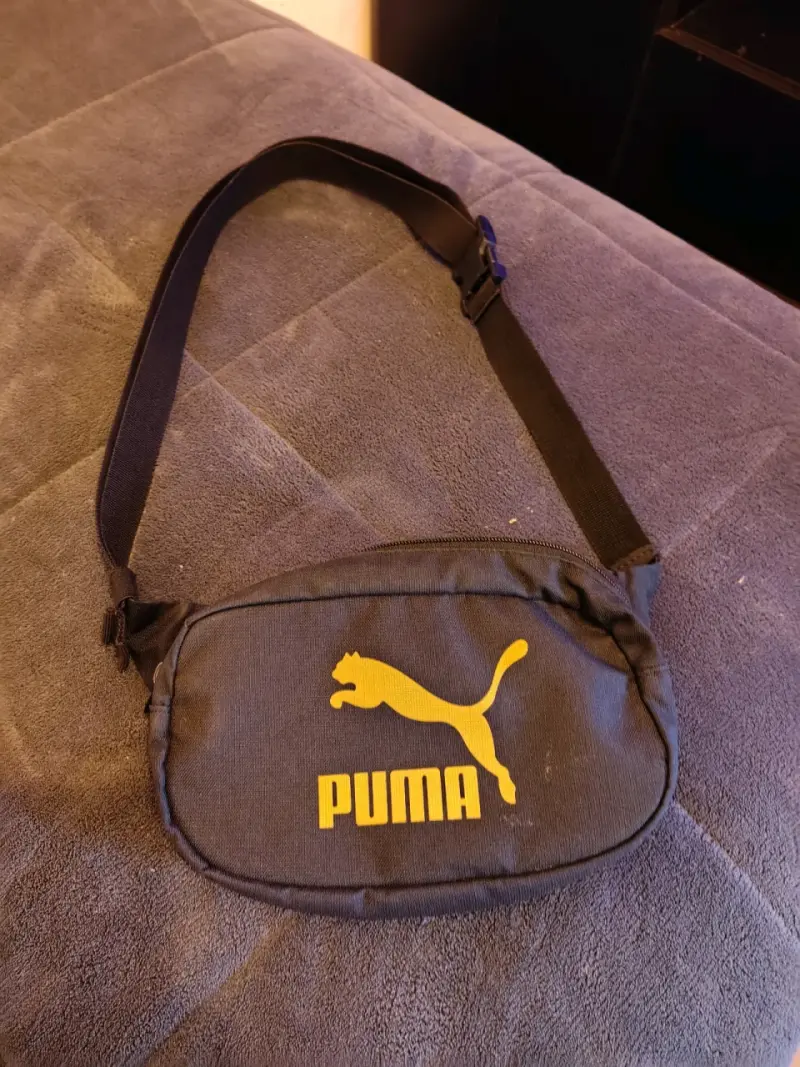 Riñonera Puma negra con logo amarillo - 1