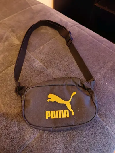 Riñonera Puma negra con logo amarillo - miniatura 1