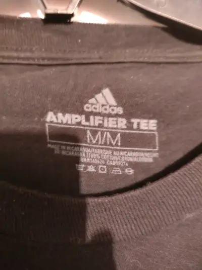 Polera negra Adidas Amplifier Tee con logo dorado - miniatura 2