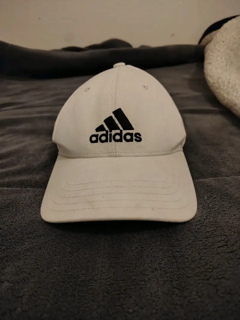 Gorra blanca Adidas con logo bordado - 1
