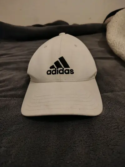 Gorra blanca Adidas con logo bordado - miniatura 1