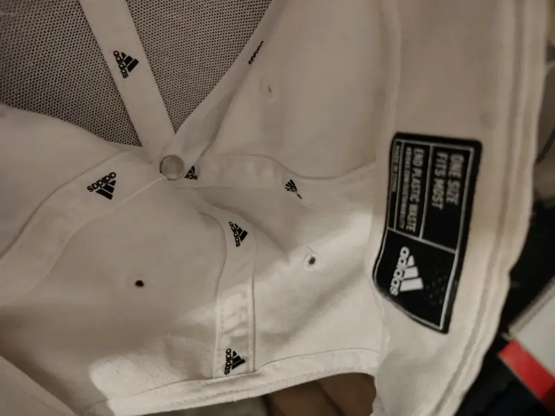 Gorra blanca Adidas con logo bordado - 2