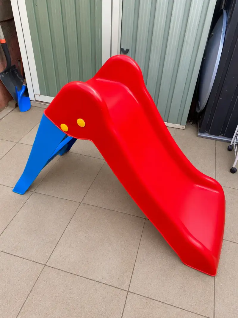 Tobogán infantil de plástico rojo y azul