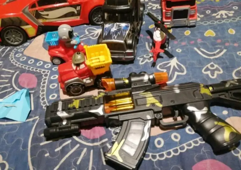 Set de juguetes vehículos y pistola de juguete - 1