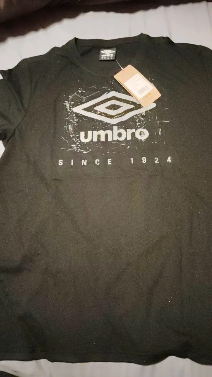Polera negra Umbro estilo casual hombre - 1