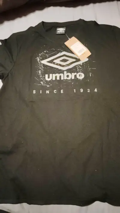 Polera negra Umbro estilo casual hombre - miniatura 1