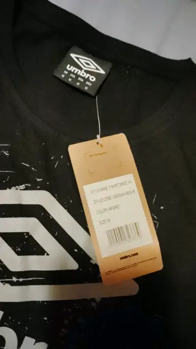 Polera negra Umbro estilo casual hombre - miniatura 2