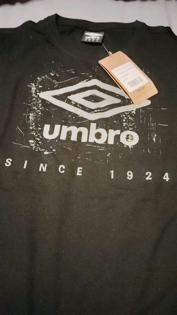 Polera negra Umbro estilo casual hombre - 3