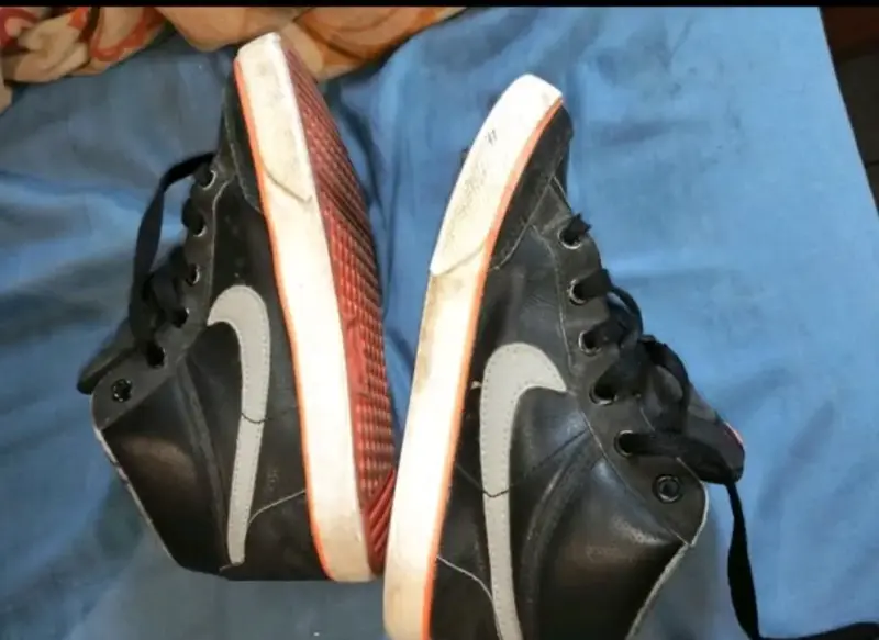 Zapatillas deportivas negras con logo - 1