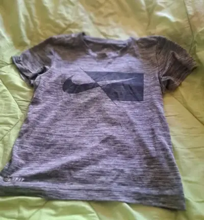 Polera Nike Dri-Fit gris para hombre - miniatura 1