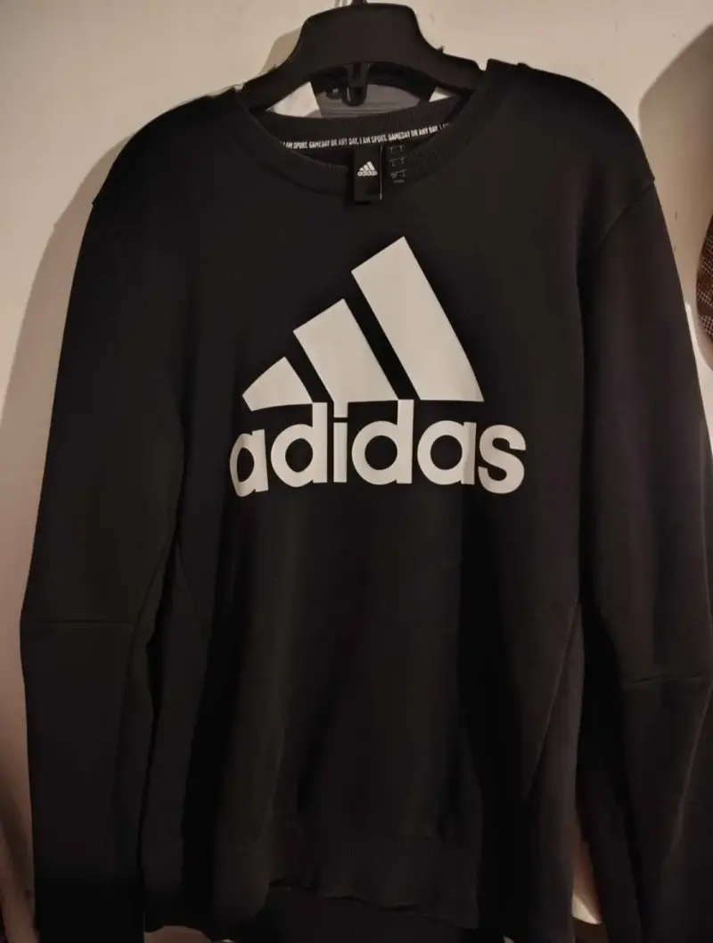 Polerón negro Adidas con logo grande