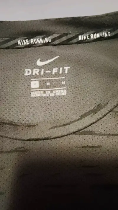 Polera Nike Running Dri-Fit gris un uso. - miniatura 2