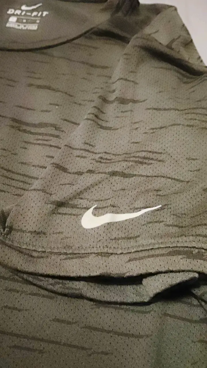 Polera Nike Running Dri-Fit gris un uso. - 3
