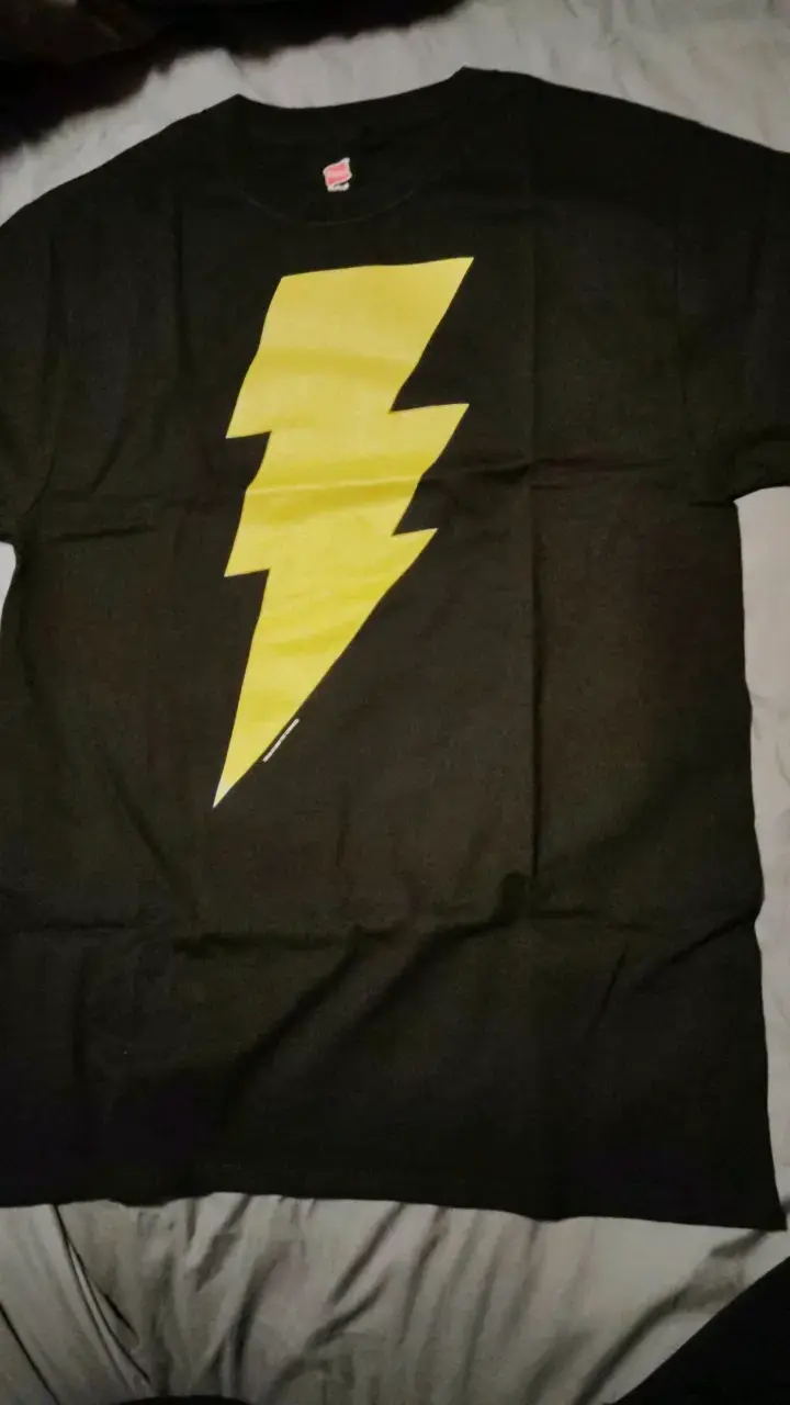 Polera Negra Black Adam DC con Rayo Amarillo Hanes - 1