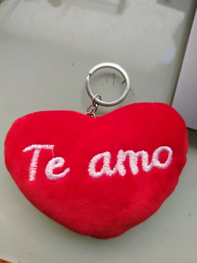 Llavero de peluche rojo con mensaje 'Te amo' - 1