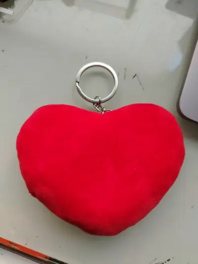 Llavero de peluche rojo con mensaje 'Te amo' - miniatura 2