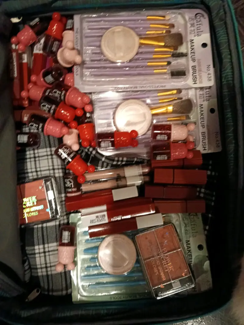 Set de maquillaje y cuidado personal variado - 1
