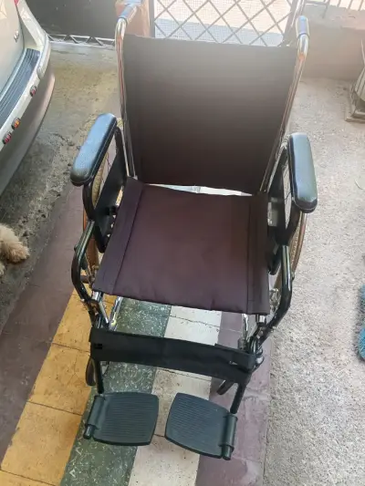 Silla de ruedas plegable en buen estado - miniatura 1