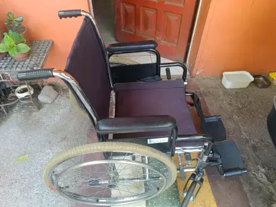 Silla de ruedas plegable en buen estado - miniatura 2