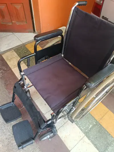 Silla de ruedas plegable en buen estado - miniatura 3