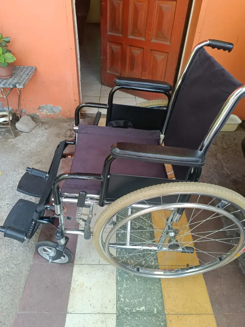 Silla de ruedas plegable en buen estado - 4