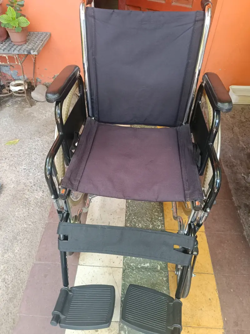Silla de ruedas plegable en buen estado - 5