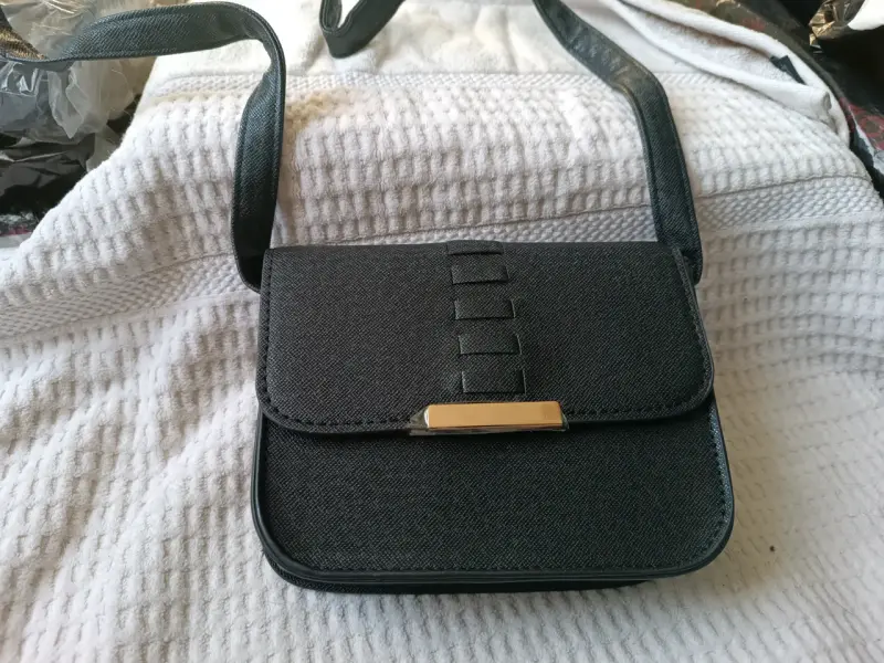 Cartera negra elegante con correa ajustable