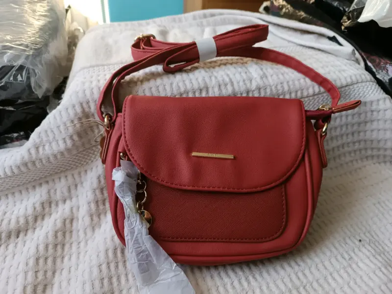 Cartera bandolera roja con detalle dorado