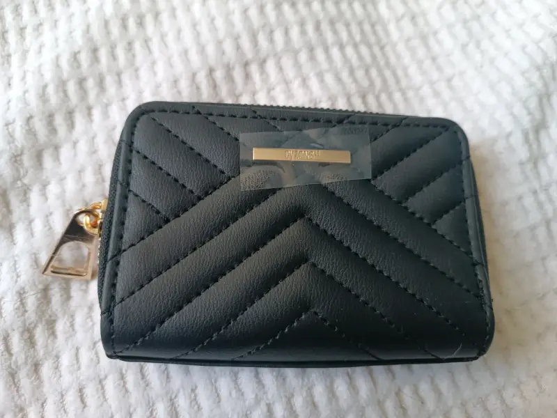 Billetera de cuero negra con diseño acolchado