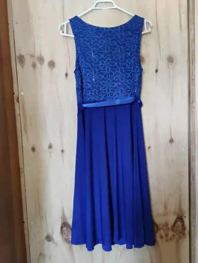 Vestido azul con lentejuelas y cinturón - miniatura 2